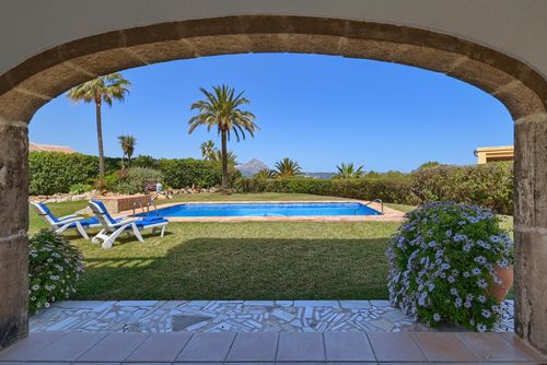 Pastor Amplia y atractiva villa con piscina privada en Xàbia, Costa Blanca, España para 6 personas. La casa está situada en una zona residencial de playa y a 4 km de la playa de El Arenal, Xàbia....