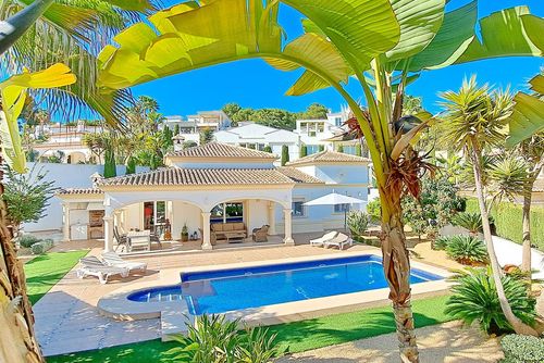 Villa Sollero by Solidays Mooie en comfortabele villa met privézwembad in Moraira, Costa Blanca, Spanje voor 4 personen. Het huis is gelegen in een kust- en woonwijk en ligt op 1 km van het Playa del Portet strand....