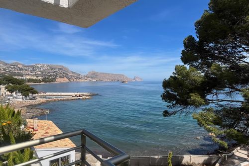 Apartment Au Bord  Du Mer Schöne und komfortable Wohnung mit Gemeinschaftspool in Altea, Costa Blanca, Spanien, für 6 Personen. Die Wohnung befindet sich in einem bewaldeten Strandgebiet, nahe Restaurants und Bars, Geschäften und Supermärkten, nur 50 m vom Strand La Olla und 0,05 km vom Playa La Olla entfernt....