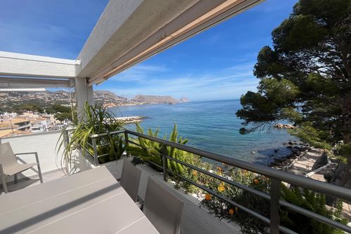 Apartment Au Bord  Du Mer Schöne und komfortable Wohnung mit Gemeinschaftspool in Altea, Costa Blanca, Spanien, für 6 Personen. Die Wohnung befindet sich in einem bewaldeten Strandgebiet, nahe Restaurants und Bars, Geschäften und Supermärkten, nur 50 m vom Strand La Olla und 0,05 km vom Playa La Olla entfernt....