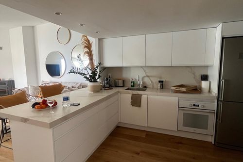 Apartment Au Bord  Du Mer Schöne und komfortable Wohnung mit Gemeinschaftspool in Altea, Costa Blanca, Spanien, für 6 Personen. Die Wohnung befindet sich in einem bewaldeten Strandgebiet, nahe Restaurants und Bars, Geschäften und Supermärkten, nur 50 m vom Strand La Olla und 0,05 km vom Playa La Olla entfernt....