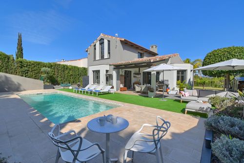 Chara Amplia y alegre villa con piscina privada en Jávea, Costa Blanca, España, para 6 personas. La casa está situada en una área residencial de playa a 3 km de Benitachell....