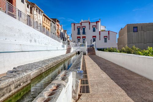 Casa Lola Callosa 10 Wonderful and classic villa with private pool in Callosa d'En Sarria, Costa Blanca, Spain, for 10 persons. The house is situated in a hilly, rural and urban area, close to restaurants, bars, shops and supermarkets....
