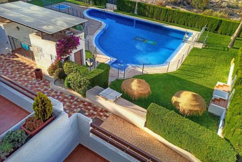 Casa Izzi Skønt og lyst lejlighed i San Juan de los Terreros, Andalusien, Spanien med fælles pool til 4 personer. Lejligheden ligger i et feriekompleks i et boligområde nær stranden, tæt på restauranter og barer, supermarkeder og en tennisbane, og er 500 m fra Playa Nardos strand....