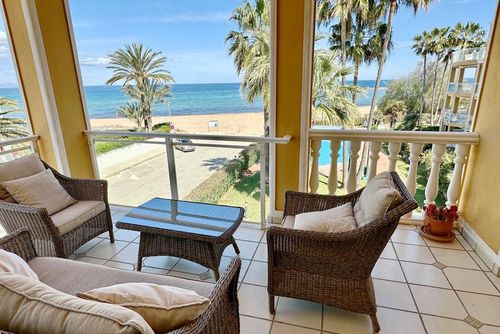 Coral Beach 63 by homeprive Smuk og komfortabel lejlighed i Denia, Costa Blanca, Spanien med en fælles pool til 6 personer. Lejligheden er beliggende i et boligområde tæt på stranden, restauranter, barer og supermarkeder, og er kun 25 meter fra stranden....