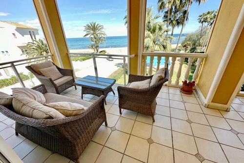Coral Beach 63 by homeprive Smuk og komfortabel lejlighed i Denia, Costa Blanca, Spanien med en fælles pool til 6 personer. Lejligheden er beliggende i et boligområde tæt på stranden, restauranter, barer og supermarkeder, og er kun 25 meter fra stranden....