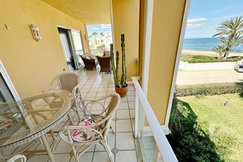 Coral Beach 63 by homeprive Smuk og komfortabel lejlighed i Denia, Costa Blanca, Spanien med en fælles pool til 6 personer. Lejligheden er beliggende i et boligområde tæt på stranden, restauranter, barer og supermarkeder, og er kun 25 meter fra stranden....