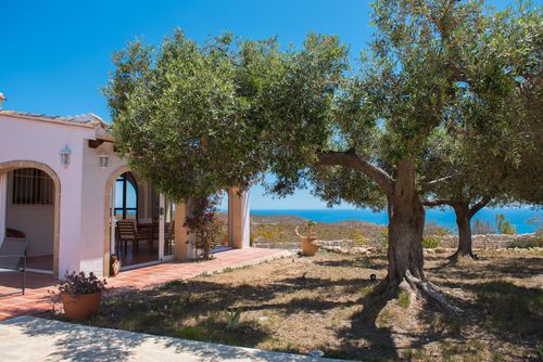Los Lobitos Magnifique et charmante villa avec piscine privée à Benitachell, Costa Blanca, Espagne pour 6 personnes. La maison est située dans un quartier résidentiel de plage et à 3 km de la plage de La Cumbre del Sol....