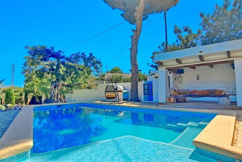 Villa La Seldeta by Solidays Grote en comfortabele villa met privézwembad in Moraira, Costa Blanca, Spanje voor 6 personen. Het huis is gelegen in een woonwijk vlakbij het strand, dicht bij restaurants en bars en op 500 m van het Cala L'Andrago strand....