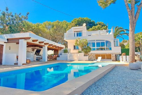 Villa La Seldeta by Solidays Große und komfortable Villa mit privatem Pool in Moraira, Costa Blanca, Spanien für 6 Personen. Das Haus befindet sich in einem Wohngebiet nahe dem Strand, in der Nähe von Restaurants und Bars, und nur 500 m von der Cala L'Andrago entfernt....