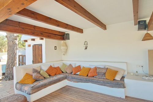 Villa La Seldeta by Solidays Amplia y cómoda villa con piscina privada en Moraira, Costa Blanca, España, para 6 personas. La casa está situada en una zona residencial de playa, cerca de restaurantes y bares, a 500 m de la playa Cala L'Andrago....