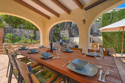 Margaritha 6 pax Hermosa y alegre villa con piscina privada en Benissa, Costa Blanca, España para 6 personas. La casa está situada en una zona residencial y montañosa cerca de la playa, a 2 km de la playa Cala Baladrar y a 5 km de Moraira....