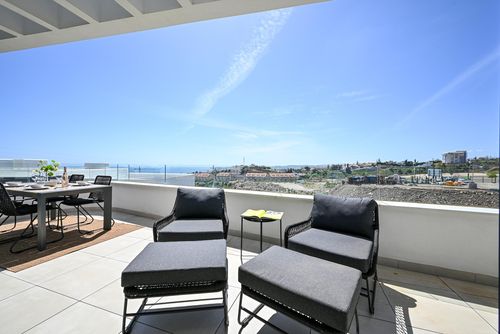 Higueron South 34 Apartamento moderno y lujoso en Fuengirola, Andalucía, España, para 4 personas. El apartamento se encuentra en un complejo turístico, en una zona costera, montañosa y residencial, cerca de una pista de tenis y a 2 km de la playa de Carvajal....