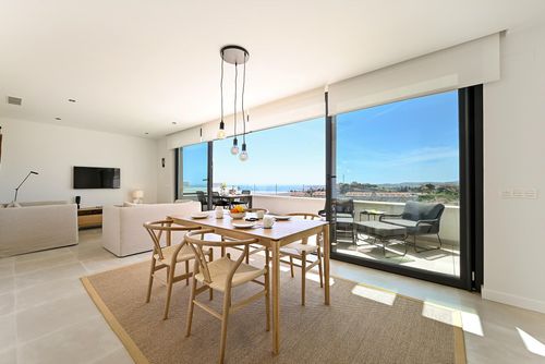 Higueron South 34 Apartamento moderno y de lujo en Fuengirola, Andalucía, España para 4 personas. El apartamento está situado en un complejo, en una zona costera, montañosa y residencial, cerca de una pista de tenis y a 2 km de la Playa de Carvajal....