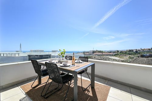 Higueron South 34 Winter Modernes und luxuriöses Apartment in Fuengirola, Andalusien, Spanien für 4 Personen. Das Apartment befindet sich in einem Resort, in einer küstennahen, hügeligen und Wohngegend, in der Nähe eines Tennisplatzes und 2 km vom Carvajal-Strand entfernt....