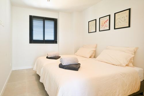 Higueron South 34 Winter Apartamento moderno y lujoso en Fuengirola, Andalucía, España, para 4 personas. El apartamento está situado en un complejo, en una zona costera, montañosa y residencial, cerca de una cancha de tenis y a 2 km de la playa de Carvajal....