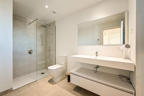 Higueron South 34 Winter Apartamento moderno y lujoso en Fuengirola, Andalucía, España, para 4 personas. El apartamento está situado en un complejo, en una zona costera, montañosa y residencial, cerca de una cancha de tenis y a 2 km de la playa de Carvajal....