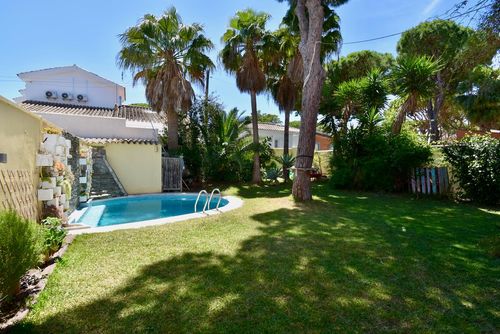 Almajosa Wunderschöne und komfortable Villa mit Privatpool in Chiclana de la Frontera, Costa de la Luz, Spanien für 8 Personen. Das Haus befindet sich in einem Wohngebiet in Strandnähe und ist nur 1 km vom Strand La Barrosa entfernt....