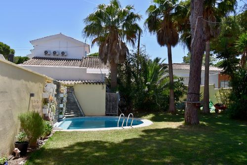 Almajosa Encantadora y cómoda villa con piscina privada en Chiclana de la Frontera, Costa de la Luz, España, para 8 personas. La casa está situada en una zona residencial cerca de la playa y se encuentra a 1 km de la playa de La Barrosa....