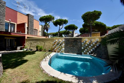 Almajosa Encantadora y cómoda villa con piscina privada en Chiclana de la Frontera, Costa de la Luz, España, para 8 personas. La casa está situada en una zona residencial cerca de la playa y se encuentra a 1 km de la playa de La Barrosa....
