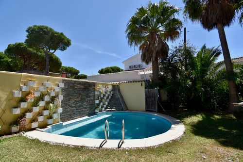 Almajosa Charmante et confortable villa avec piscine privative à Chiclana de la Frontera, Costa de la Luz, Espagne, pouvant accueillir 8 personnes. La maison est située dans un quartier résidentiel proche de la plage, à 1 km de la plage de La Barrosa....