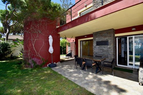 Almajosa Charmante et confortable villa avec piscine privative à Chiclana de la Frontera, Costa de la Luz, Espagne, pouvant accueillir 8 personnes. La maison est située dans un quartier résidentiel proche de la plage, à 1 km de la plage de La Barrosa....