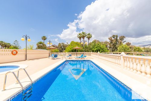 Topacio IV 16C Acogedor apartamento con piscina comunitaria en Calpe, Costa Blanca, España, para 4 personas. El apartamento se encuentra cerca de restaurantes y bares, tiendas y supermercados, y está a 25 m de la playa de la Fossa/Levante....