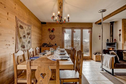 Chalet le Raccard Klassisches und komfortables Ferienhaus in La Tzoumaz, Vier Täler, Schweiz für 6 Personen. Das Haus befindet sich in einer bergigen Gegend....