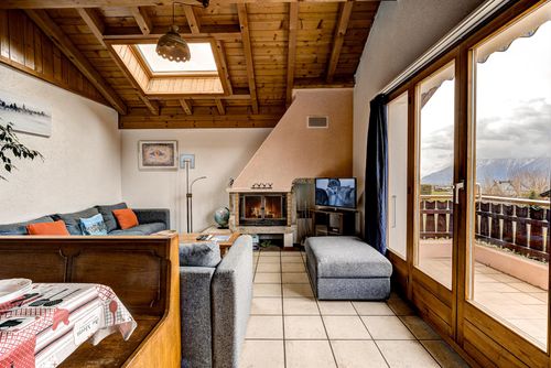 Appartement le Doux Refuge Rustic and classic apartment in La Tzoumaz, Four Valleys, Switzerland for 8 persons. The apartment is situated in a mountainous area....