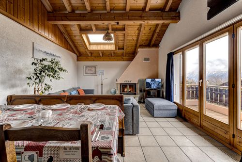 Appartement le Doux Refuge Appartement rustique et classique à La Tzoumaz, dans les Quatre Vallées, Suisse, pour 8 personnes. L'appartement est situé dans une zone montagneuse....