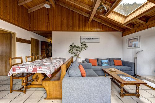 Appartement le Doux Refuge Appartement rustique et classique à La Tzoumaz, dans les Quatre Vallées, Suisse, pour 8 personnes. L'appartement est situé dans une zone montagneuse....