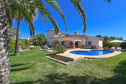 Esperanza Vidunderlig og komfortabel villa med privat pool i Jávea, Costa Blanca, Spanien til 6 personer. Huset er beliggende i et kystnært, kuperet og byområde og tæt på restauranter og barer....