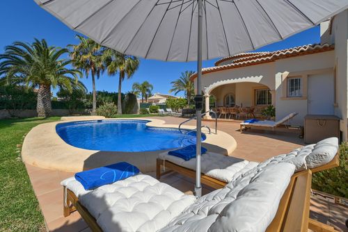 Esperanza Maravillosa y cómoda villa con piscina privada en Jávea, Costa Blanca, España para 6 personas. La casa está situada en una zona costera, montañosa y urbana, cercana a restaurantes y bares....