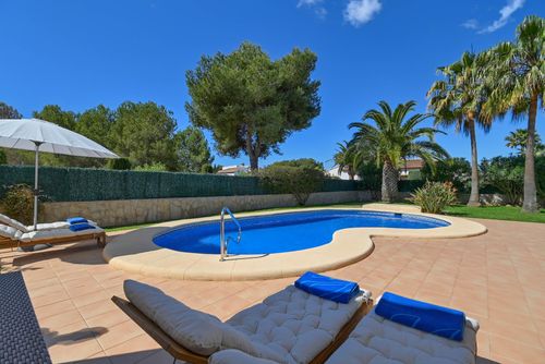 Esperanza Vidunderlig og komfortabel villa med privat pool i Jávea, Costa Blanca, Spanien til 6 personer. Huset er beliggende i et kystnært, kuperet og byområde og tæt på restauranter og barer....