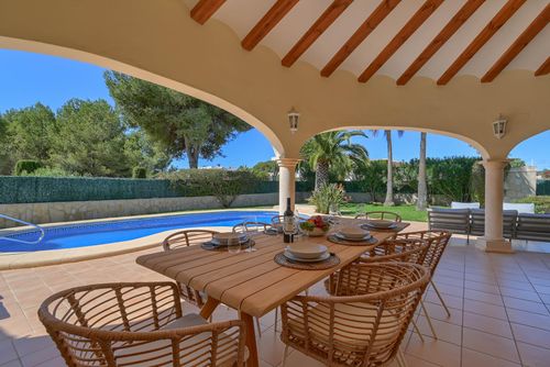 Esperanza Maravillosa y cómoda villa con piscina privada en Jávea, Costa Blanca, España para 6 personas. La casa está situada en una zona costera, montañosa y urbana, cercana a restaurantes y bares....