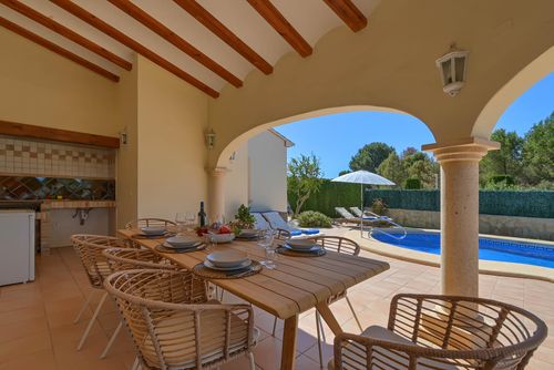 Esperanza Maravillosa y cómoda villa con piscina privada en Jávea, Costa Blanca, España para 6 personas. La casa está situada en una zona costera, montañosa y urbana, cercana a restaurantes y bares....
