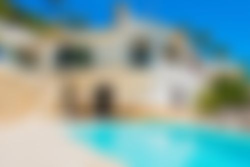 Maran Grande et confortable villa avec piscine privée à Moraira, Costa Blanca, Espagne pour 10 personnes. La maison est située dans une zone résidentielle en bord de plage et à 1 km de la plage....