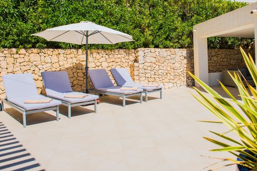 Maran Grote en comfortabele villa met privézwembad in Moraira, Costa Blanca, Spanje voor 10 personen. Het huis is gelegen in een residentieel strandgebied en ligt op 1 km van het strand....