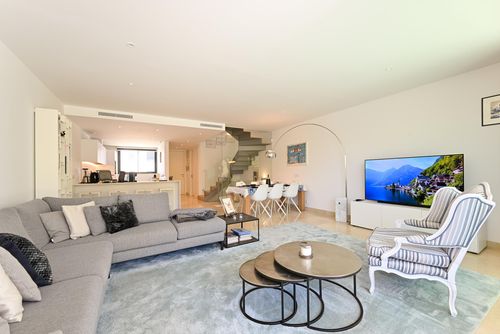 La Valvega 47 Modernes und luxuriöses Ferienhaus mit privatem Pool in La Cala de Mijas, Andalusien, Spanien, für 6 Personen. Das Haus befindet sich in einer Ferienanlage, in einer Küsten- und Wohngegend, nahe bei Restaurants und Bars, Geschäften und Supermärkten, 1 km vom Strand Playa la Cala und 1 km vom Mittelmeer entfernt....