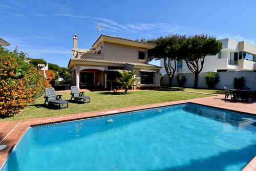 Martiniano Superbe villa confortable avec piscine privée à Chiclana de la Frontera, Costa de la Luz, Espagne, pour 10 personnes. La maison est située dans une zone urbaine proche de la plage, à proximité des commerces et supermarchés et à 2 km de la plage de La Barrosa....