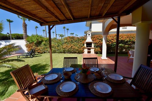 Martiniano Superbe villa confortable avec piscine privée à Chiclana de la Frontera, Costa de la Luz, Espagne, pour 10 personnes. La maison est située dans une zone urbaine proche de la plage, à proximité des commerces et supermarchés et à 2 km de la plage de La Barrosa....