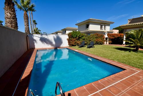 Martiniano Schöne und komfortable Villa mit privatem Pool in Chiclana de la Frontera, Costa de la Luz, Spanien für 10 Personen. Das Haus befindet sich in einem urbanen Strandgebiet, nahe Geschäften und Supermärkten und 2 km vom Strand La Barrosa entfernt....