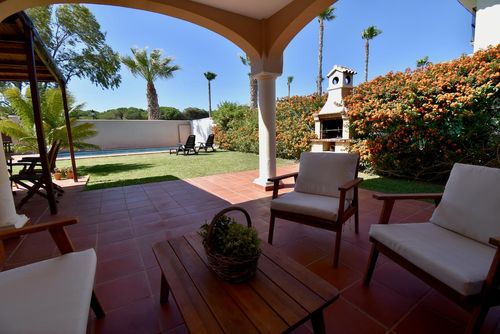 Martiniano Hermosa y cómoda villa con piscina privada en Chiclana de la Frontera, Costa de la Luz, España, para 10 personas. La casa está situada en un área urbana de playa, cerca de tiendas y supermercados, y a 2 km de la playa de La Barrosa....