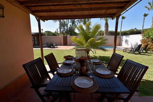 Martiniano Hermosa y cómoda villa con piscina privada en Chiclana de la Frontera, Costa de la Luz, España, para 10 personas. La casa está situada en un área urbana de playa, cerca de tiendas y supermercados, y a 2 km de la playa de La Barrosa....