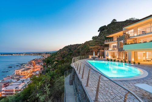 Villa Hera Luxusvilla in Giardini Naxos, Sizilien, Italien mit privatem Pool für 20 Personen. Die Villa befindet sich 1 km vom Strand entfernt....