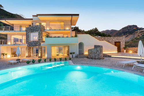 Villa Hera Villa de luxe à Giardini Naxos, Sicile, Italie, avec piscine privée pour 20 personnes. La villa est située à 1 km de la plage....