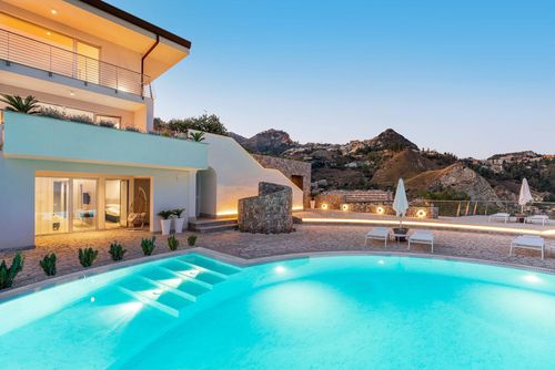 Villa Hera Villa de luxe à Giardini Naxos, Sicile, Italie, avec piscine privée pour 20 personnes. La villa est située à 1 km de la plage....