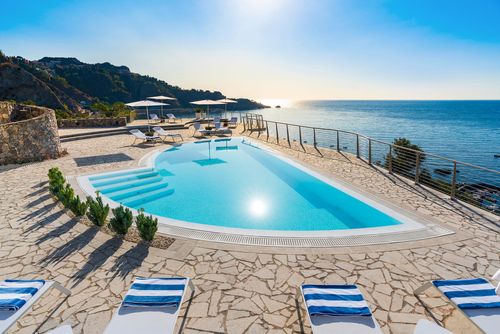 Villa Hera Villa de luxe à Giardini Naxos, Sicile, Italie, avec piscine privée pour 20 personnes. La villa est située à 1 km de la plage....