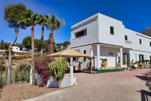 Casa Castillo Maravillosa y lujosa villa con piscina privada en Altea, Costa Blanca, España, para 10 personas. La casa se encuentra en una zona costera, montañosa y residencial....