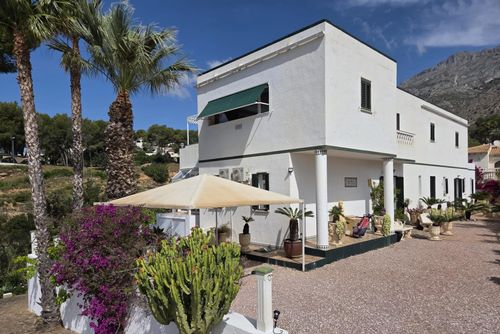 Casa Castillo Maravillosa y lujosa villa con piscina privada en Altea, Costa Blanca, España, para 10 personas. La casa está situada en una zona residencial costera y montañosa....